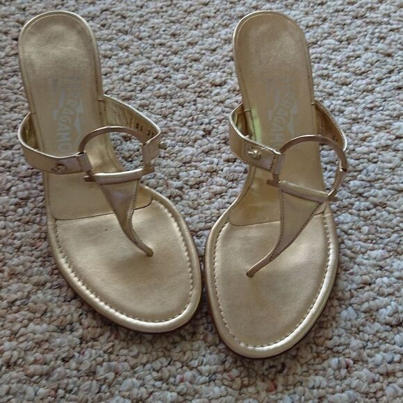 SALVATORE FERRAGAMO FLIP FLOPS LEATHER in GOLD - Picture 1 of 11